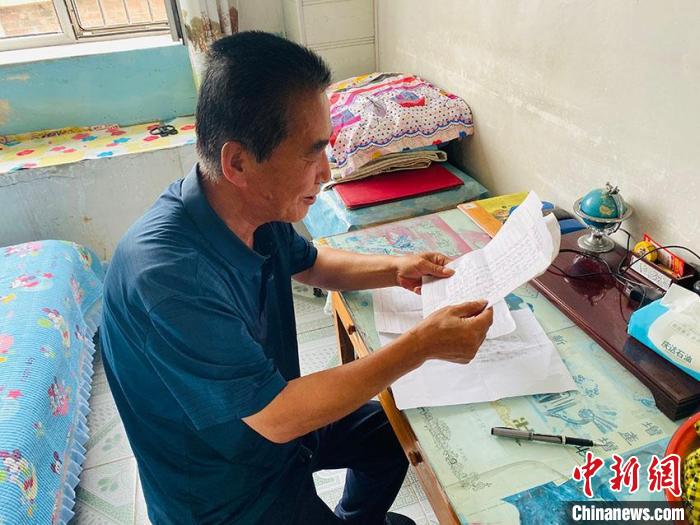 四合村农民诗人管成臣正在作诗 李丹 摄
