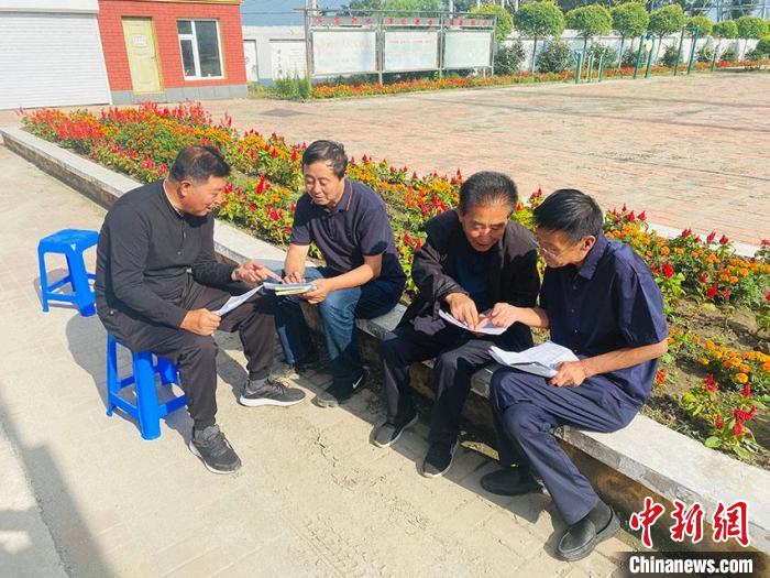 “巴吉垒诗乡诗社”的成员正在交流诗歌创作 李丹 摄