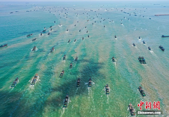 黄渤海海域结束伏季休渔期 渔船扬帆出海