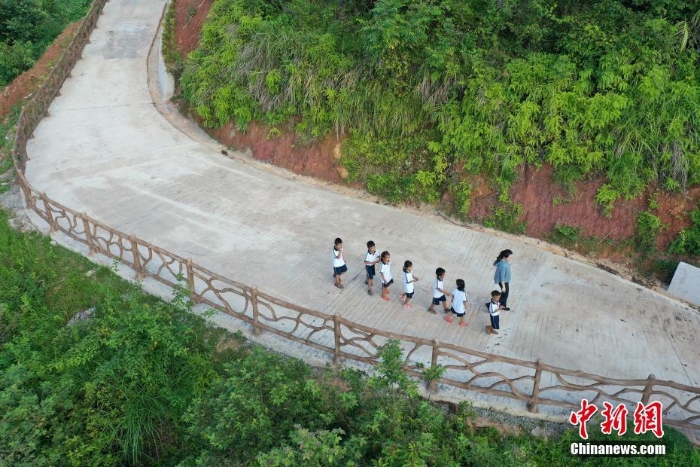 全国多地中小学迎来开学季