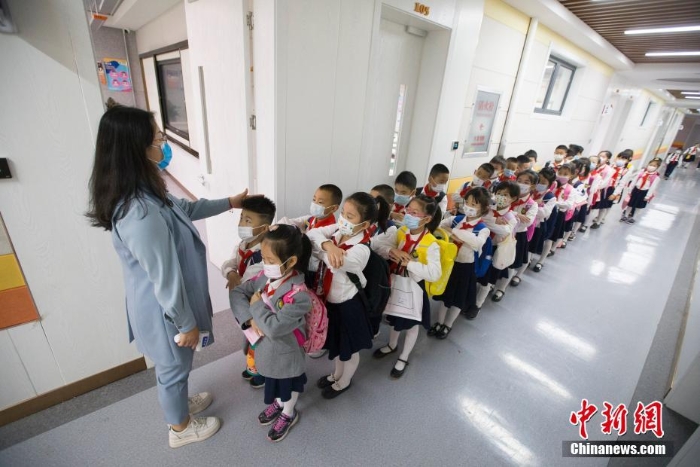 全国多地中小学迎来开学季