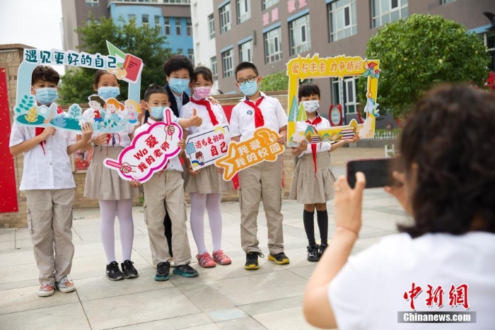 全国多地中小学迎来开学季