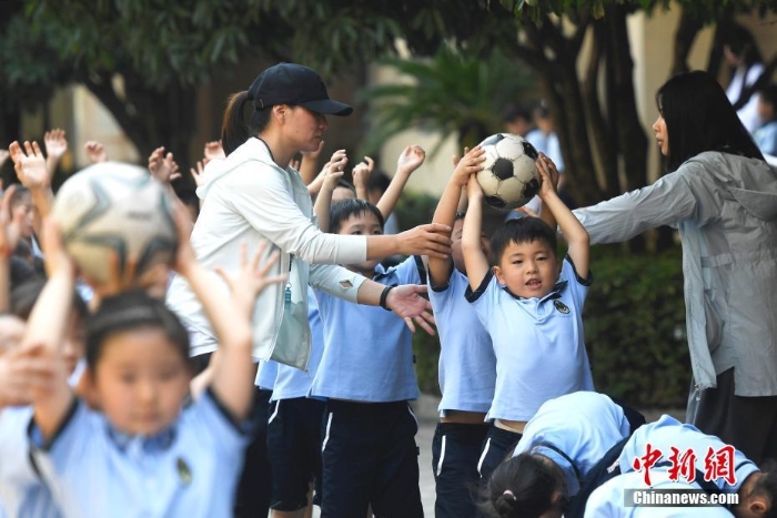 全国多地中小学迎来开学季