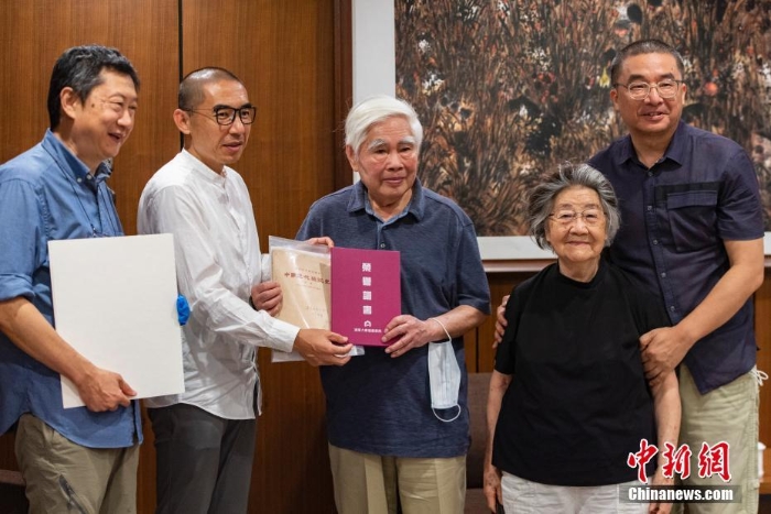 梁思成学生向清华捐赠《中国近代建筑史》