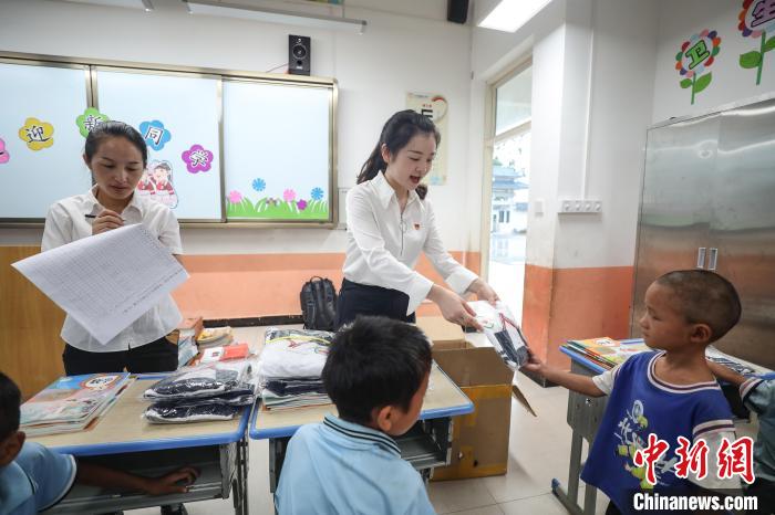 图为一年级新生在教室里领校服。　瞿宏伦 摄