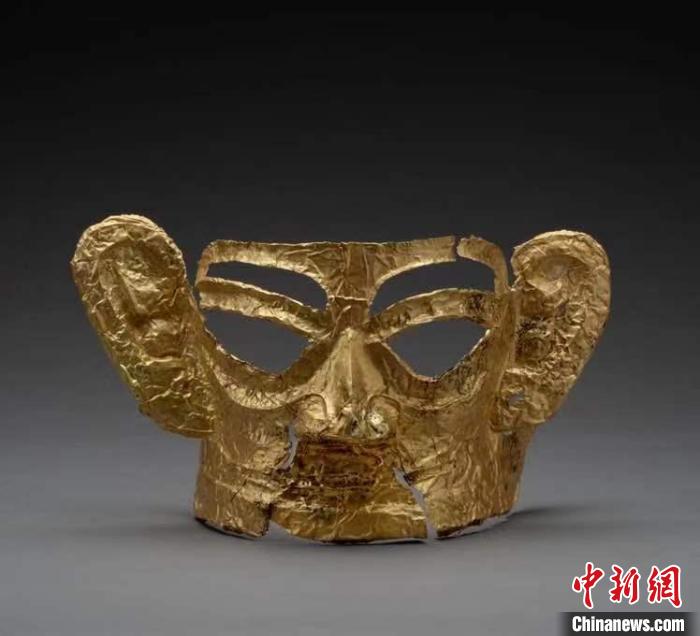 出土的完整金面具。　四川省文物考古研究院供图