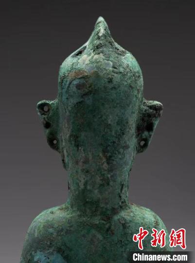 神似奥特曼的青铜立人像。　四川省文物考古研究院供图