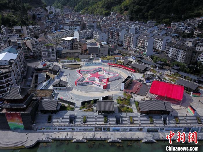 中国原生态国际摄影大展亮相镇远古城。　唐哲 摄