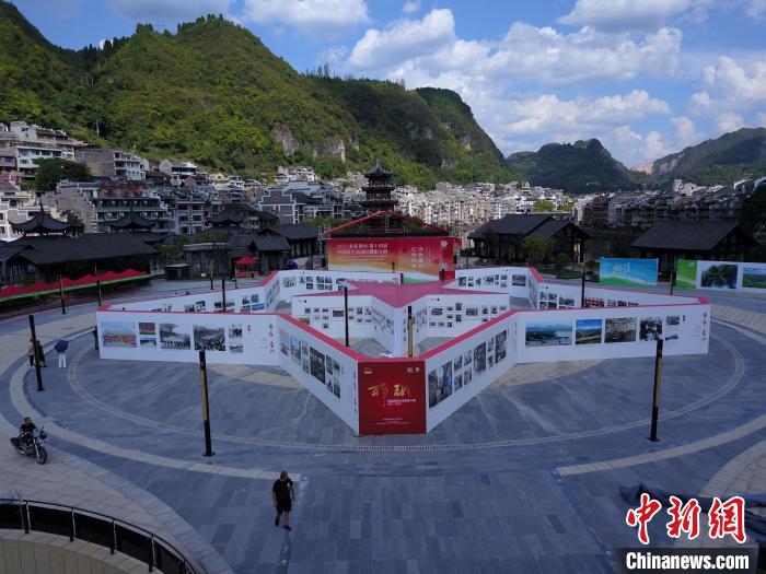 中国原生态国际摄影大展亮相镇远古城。　唐哲 摄