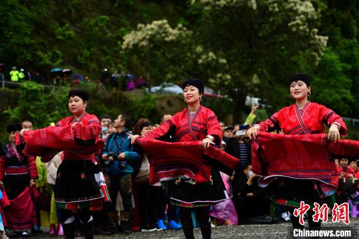 4月14日，在广西桂林龙胜各族自治县龙脊镇黄洛瑶寨，红瑶同胞在表演民族舞蹈。　 潘志祥？　摄