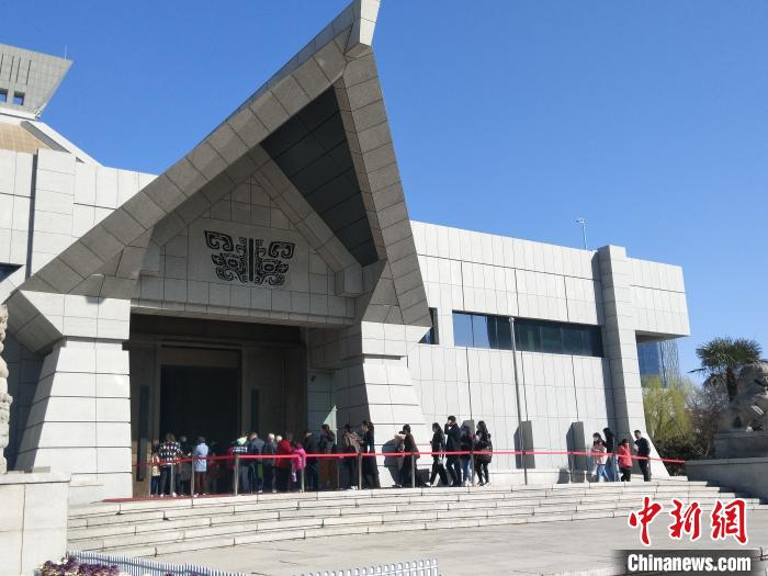 《唐宫夜宴》带“火”文物游客争相打卡河南博物院