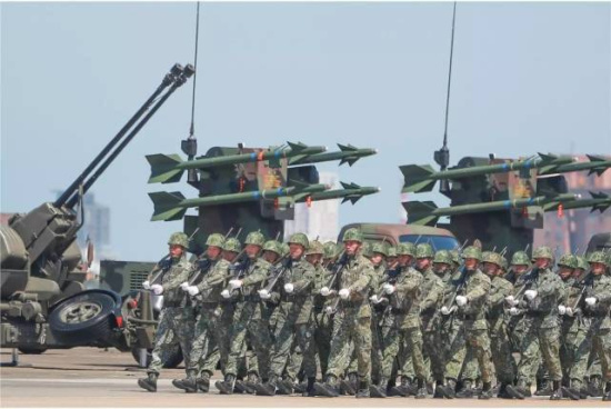 台湾地面部队近日积极演练阅兵仪式。(台湾《青年日报》)
