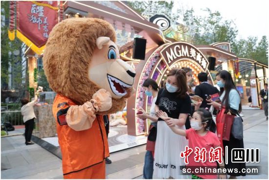  美高梅吉祥物善狮Leo在路演现场与观众互动。美高梅供图