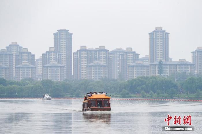 图为游船行驶在京杭大运河北京段航道上。　<a target='_blank' href='http://www.chinanews.com/'>中新社</a>记者 贾天勇 摄