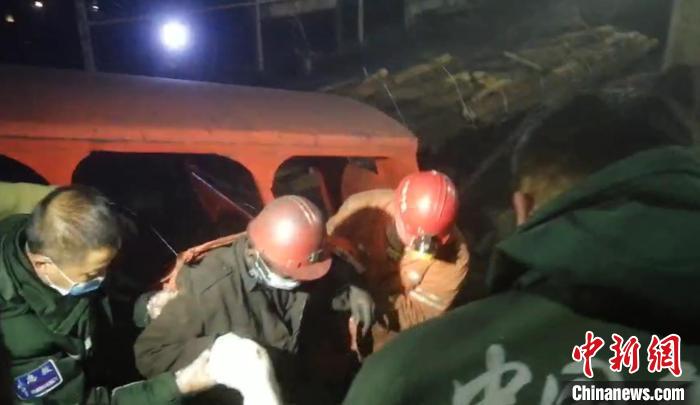 第一名輕傷礦工安全升井。　七台河市委宣傳部供圖