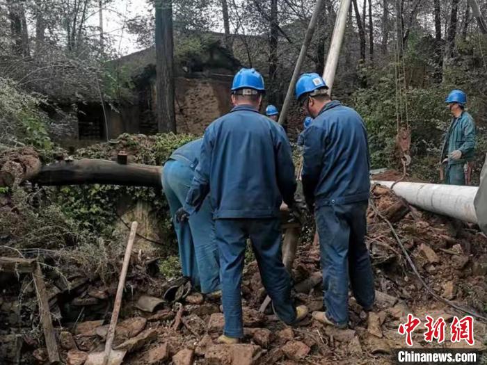 更换因强降雨损毁电杆。　赵亮 摄