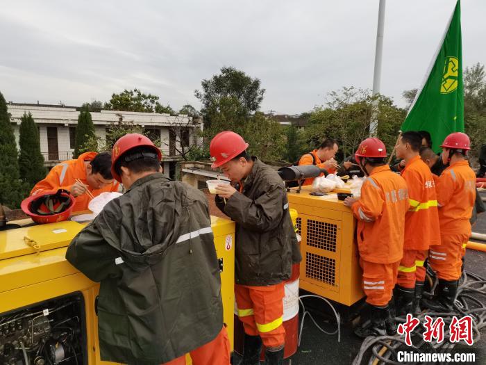 救援队员作业间隙匆忙就餐。　华阳集团供图