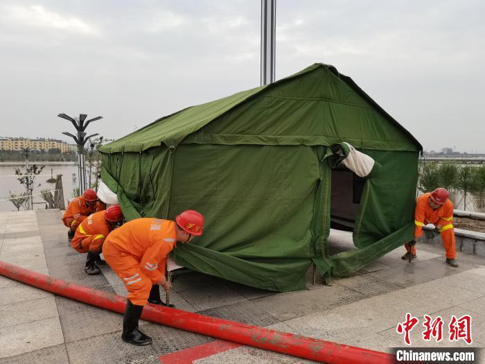 救援人员现场作业。　华阳集团供图
