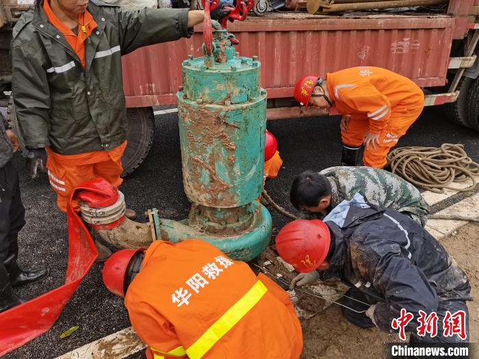 华阳救援队员检验设备。　华阳集团供图