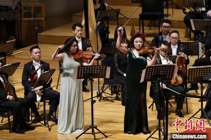 小提琴家徐惟聆(右)和柳鸣(左) 北京国际音乐节供图