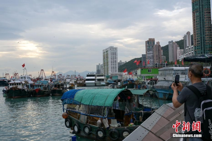"圆规"逼近香港 天文台发布八号风球