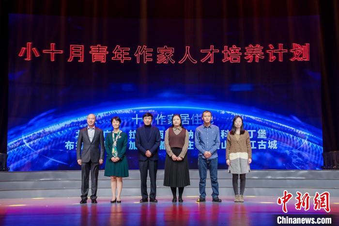 图为著名作家曹文轩发布“小十月青年作家人才培养计划”并启动第一届青年作家创作营。　北京出版集团供图