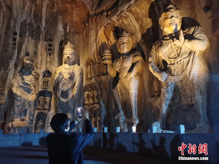 河南洛阳龙门石窟夜景 蔚为壮观神秘莫测