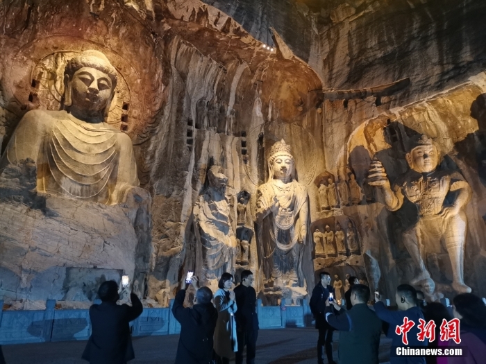 河南洛阳龙门石窟夜景 蔚为壮观神秘莫测