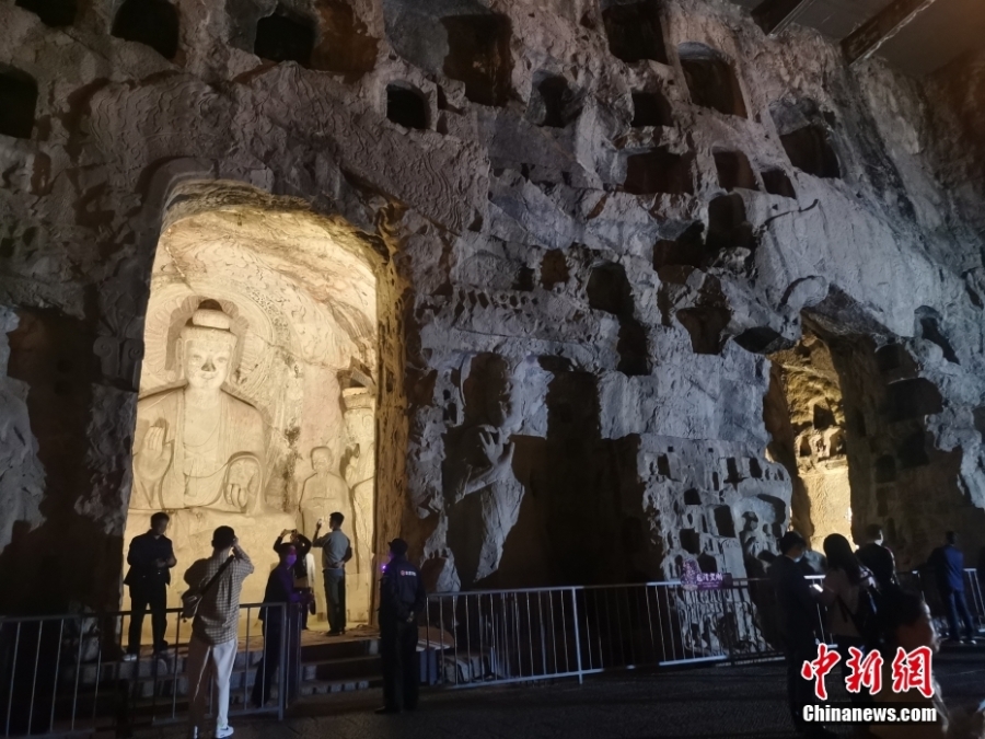 河南洛阳龙门石窟夜景 蔚为壮观神秘莫测