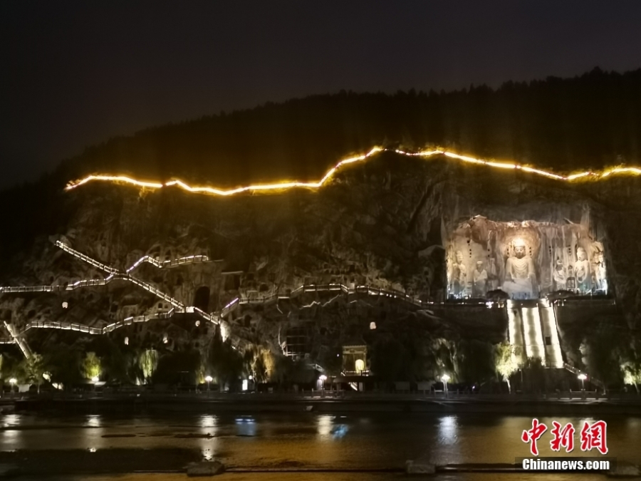 河南洛阳龙门石窟夜景 蔚为壮观神秘莫测