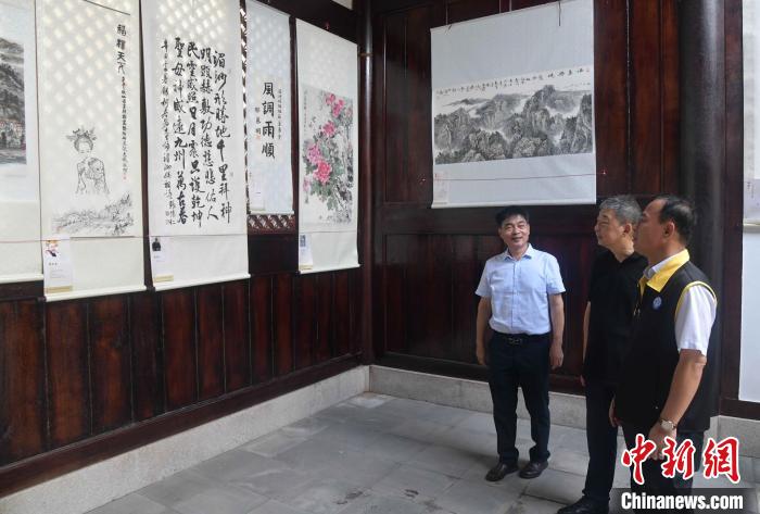 参观画展。　高亚成 摄