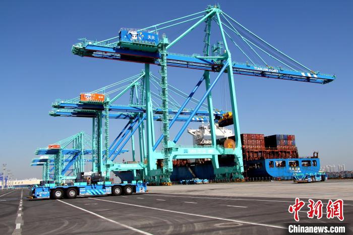 智能水平运输机器人搭载集装箱在天津港北疆港区C段智能化集装箱码头行驶。　汤润青 摄