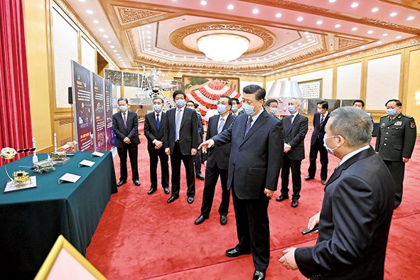 这是习近平等在人民大会堂东大厅参观月球样品和探月工程成果展览。新华社记者李学仁摄.png