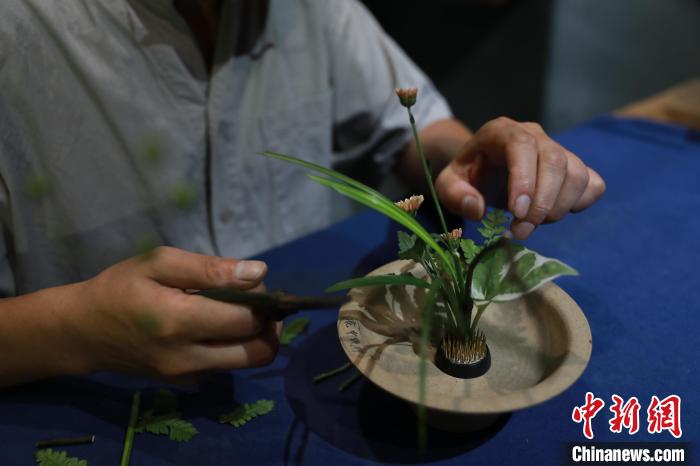 文人插花整体造型简洁明快，重天然意趣 王洁涵 摄