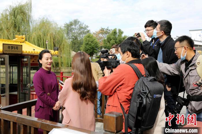 10月18日，台儿庄古城旅游集团副总经理黄晓莉接受中外媒体记者采访。　沙见龙 摄