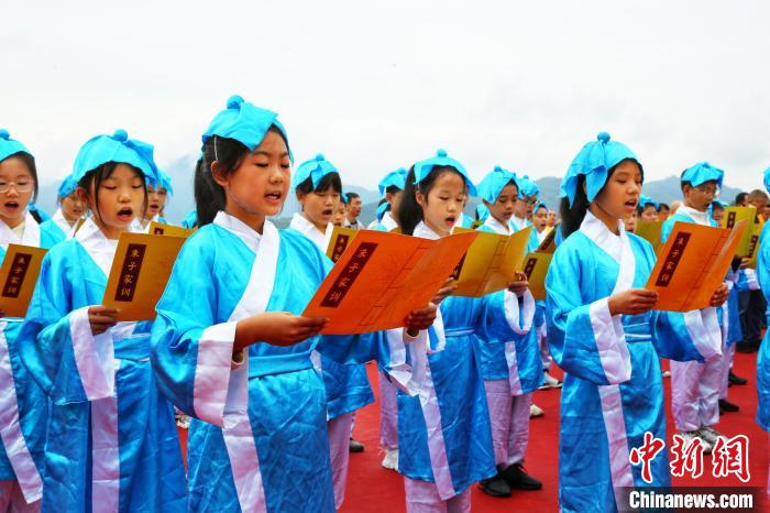 10月18日，朱子祭祀典礼现场学童诵读《朱子家训》。　陈颖 摄