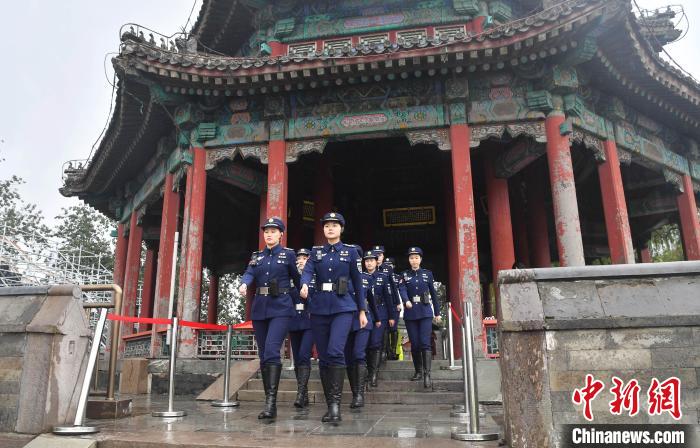 2020京杭对话期间，杭州西湖女子巡逻队在北京颐和园参加诗画浙江北京文旅周活动。　李木易 摄 摄