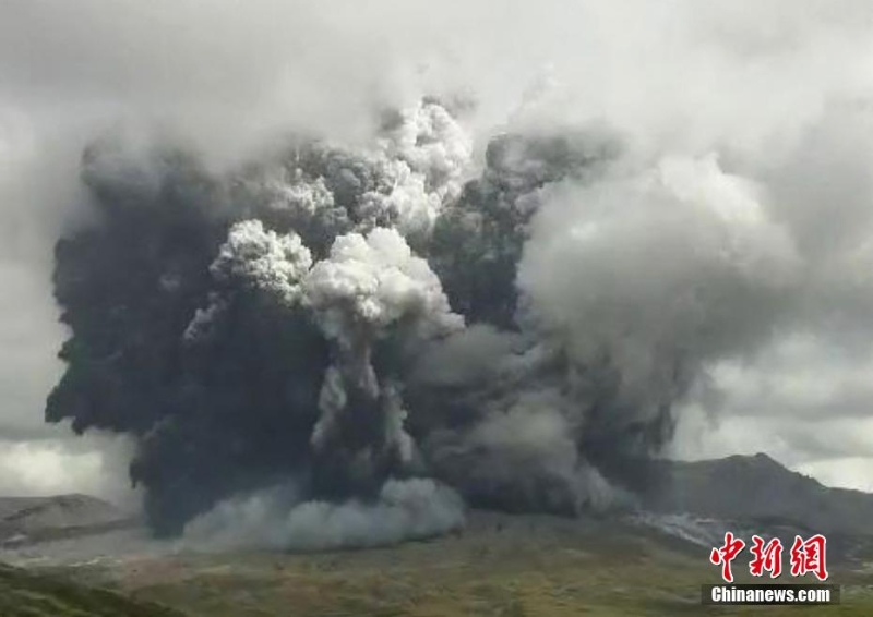 日本阿苏火山发生喷发 火山灰直冲天际