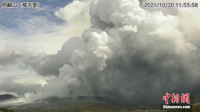 日本阿苏火山发生喷发 火山灰直冲天际