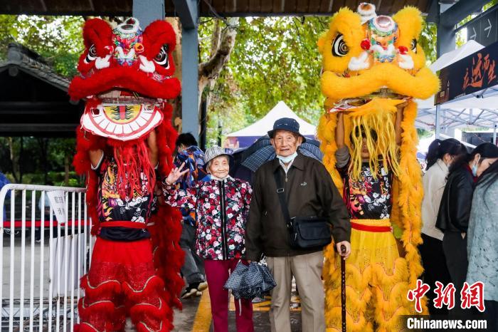 杭州市民和舞狮合影。　主办方 供图