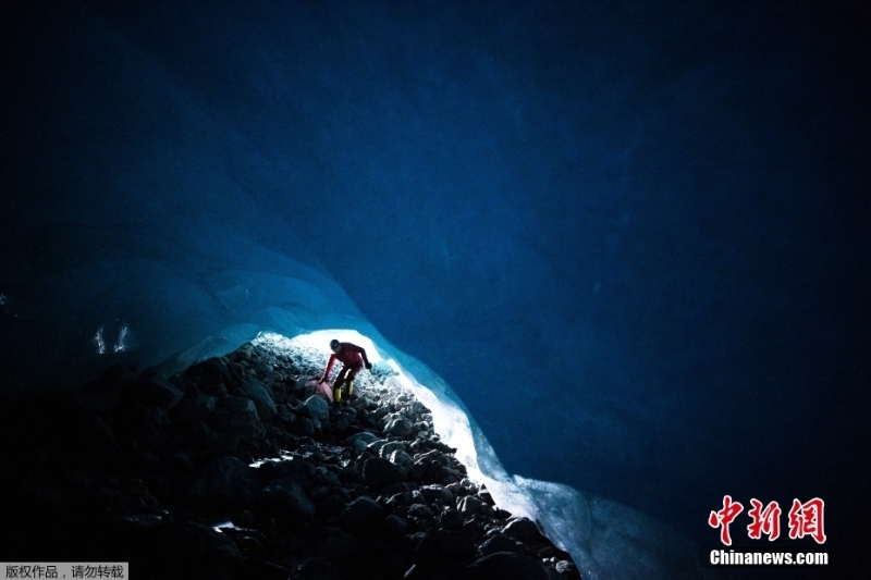 奥地利冰川出现巨大冰洞穴 晶莹剔透恍若蓝色仙境