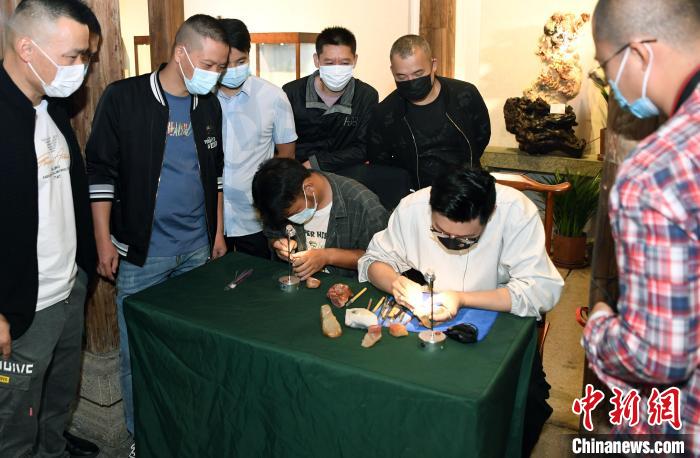 两名青年雕刻师现场展示“非遗”寿山石雕刻技艺。　记者刘可耕 摄