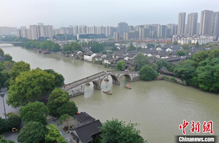 大运河南端的杭州拱宸桥。　王刚 摄
