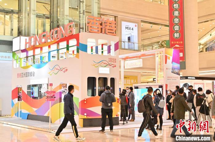 10月22日，内蒙古自治区呼和浩特市，观众参观香港非物质文化遗产展。　刘文华 摄