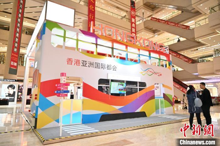 10月22日，内蒙古自治区呼和浩特市，观众参观香港非物质文化遗产展。　刘文华 摄