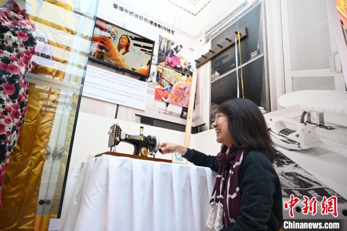 10月22日，观众与香港非物质文化遗产展上的展品互动。　刘文华 摄