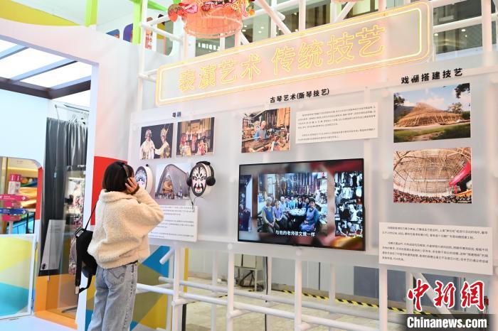 10月22日，香港非物质文化遗产展上，市民戴耳机体验。