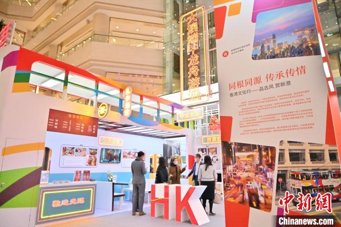 10月22日，内蒙古自治区呼和浩特市，观众参观香港非物质文化遗产展。　刘文华 摄