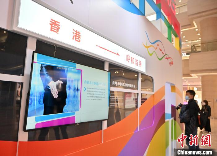 10月22日，观众参观香港非物质文化遗产展。　刘文华 摄