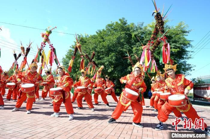 河北省隆尧县千户营乡招子鼓广场上，隆尧县滏阳中学的学生们在练习招子鼓。　杜柏桦 摄